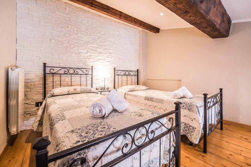 A Few Steps to The Duomo Upscale 2BD Apt Room