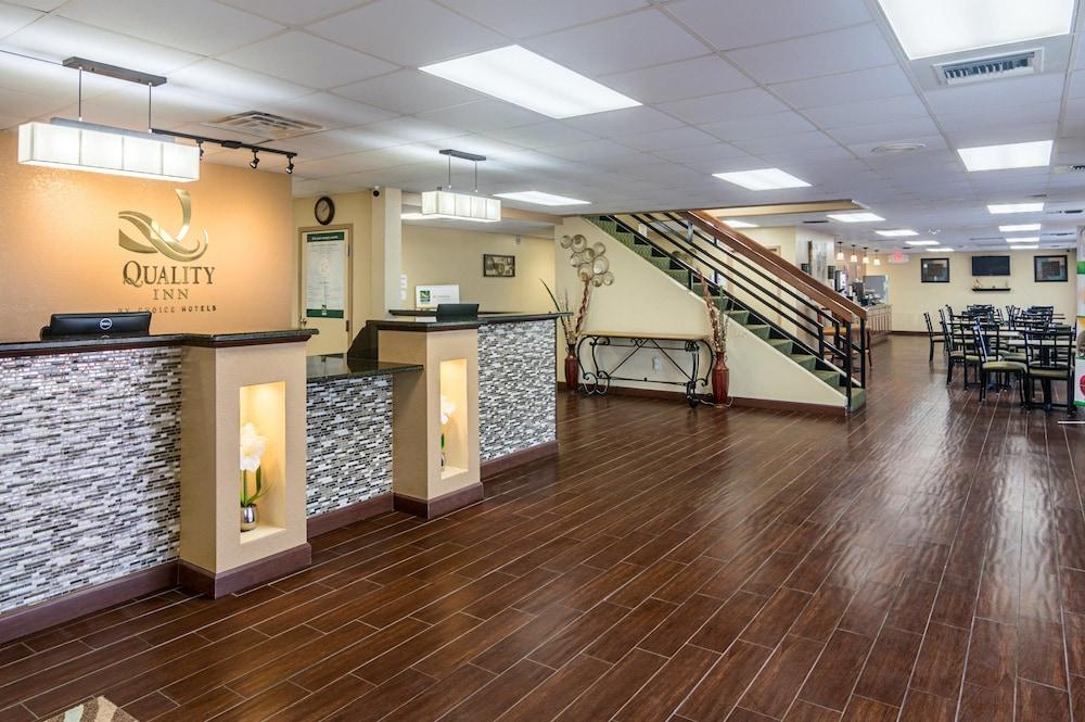 Quality Inn Shawnee Lobby