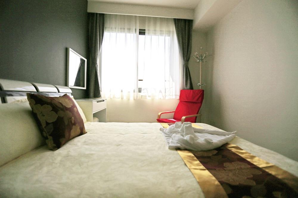 Unixx Condominiums by Win 99 Group Room