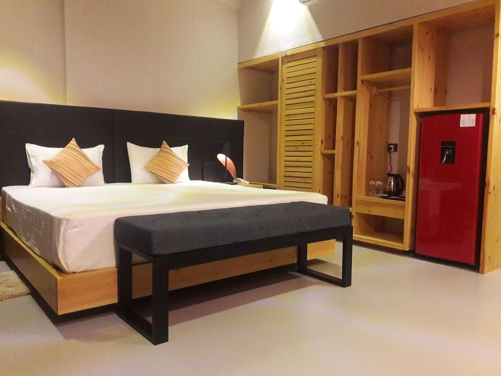 Ballena Regency Room