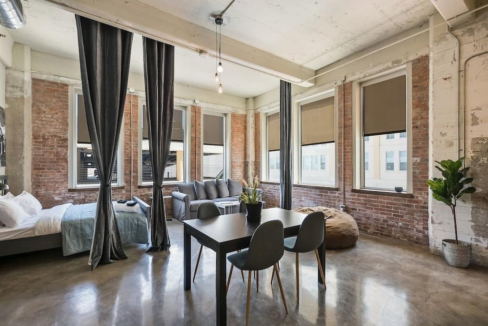Beautiful 3bd Unit in Perfect Downtown Location Featured Image