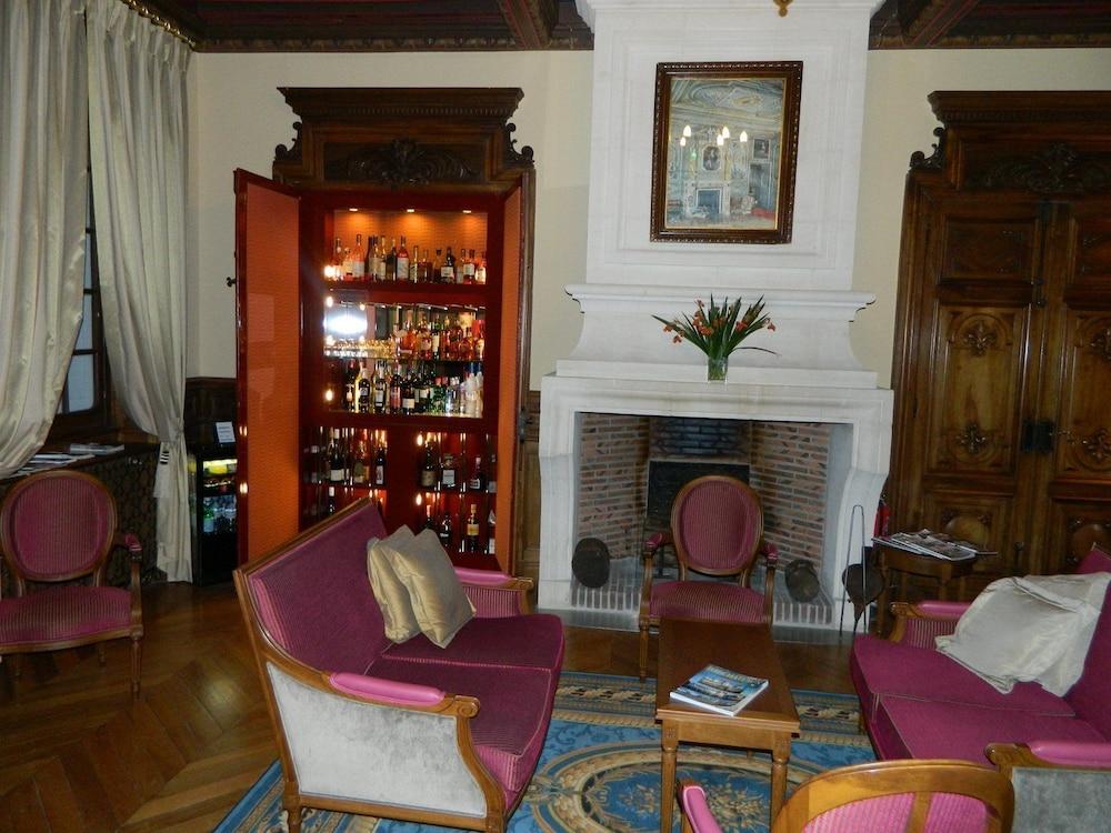 Manoir de Contres Lobby Sitting Area