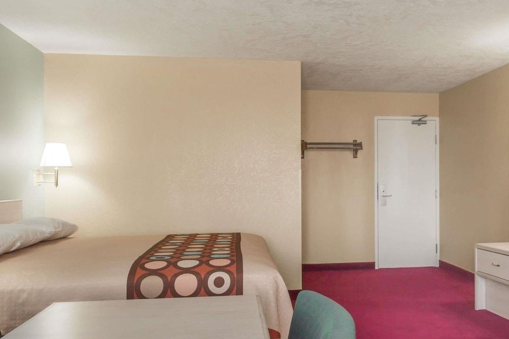 Super 8 by Wyndham Nephi Room
