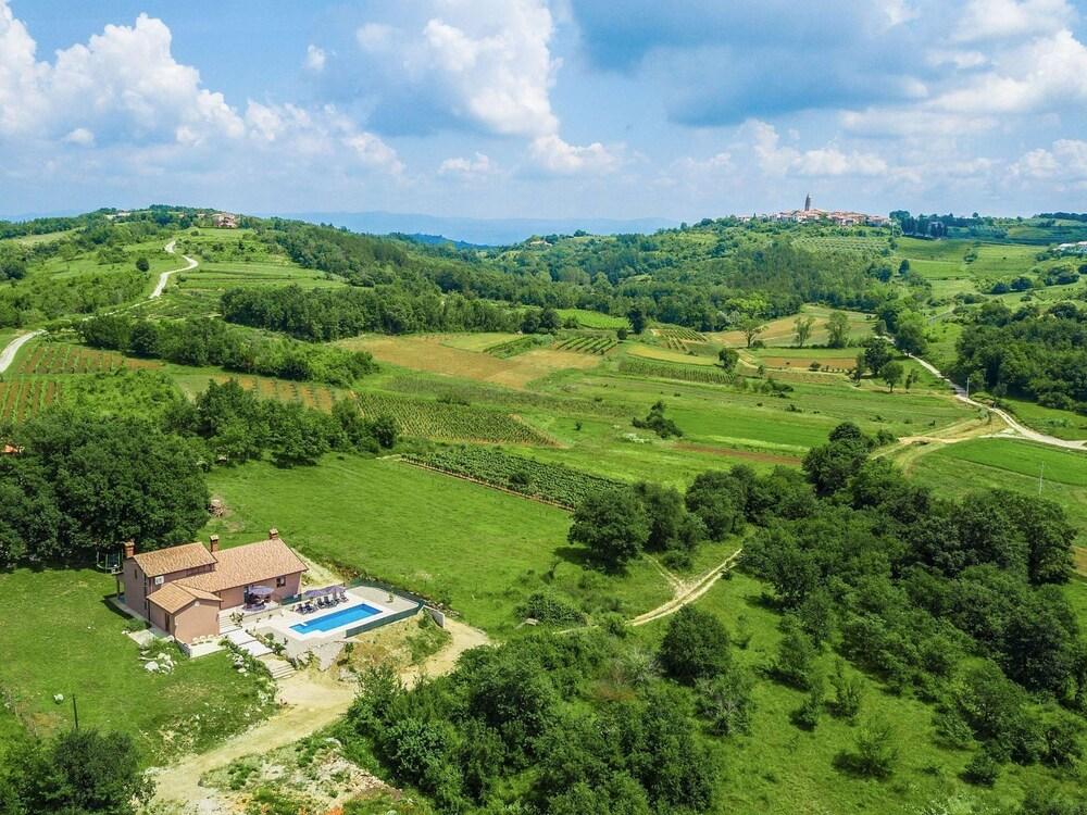 Spacious Villa With Private Swimming Pool in Motovun Exterior