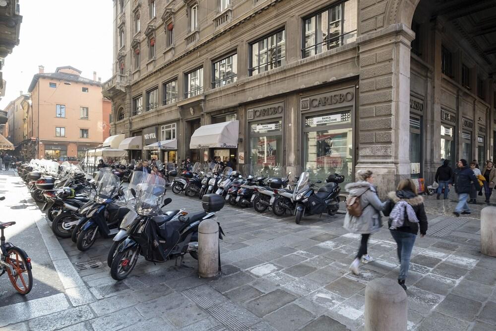 Monolocale tra Piazza del Nettuno e le Due Torri Exterior