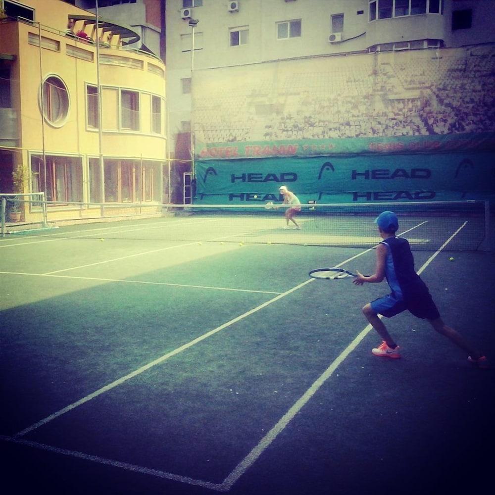 Hotel Traian Tennis Court
