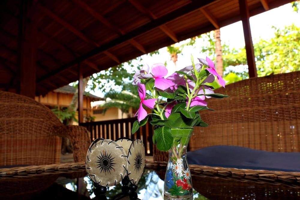 Onong Resort Lobby Sitting Area