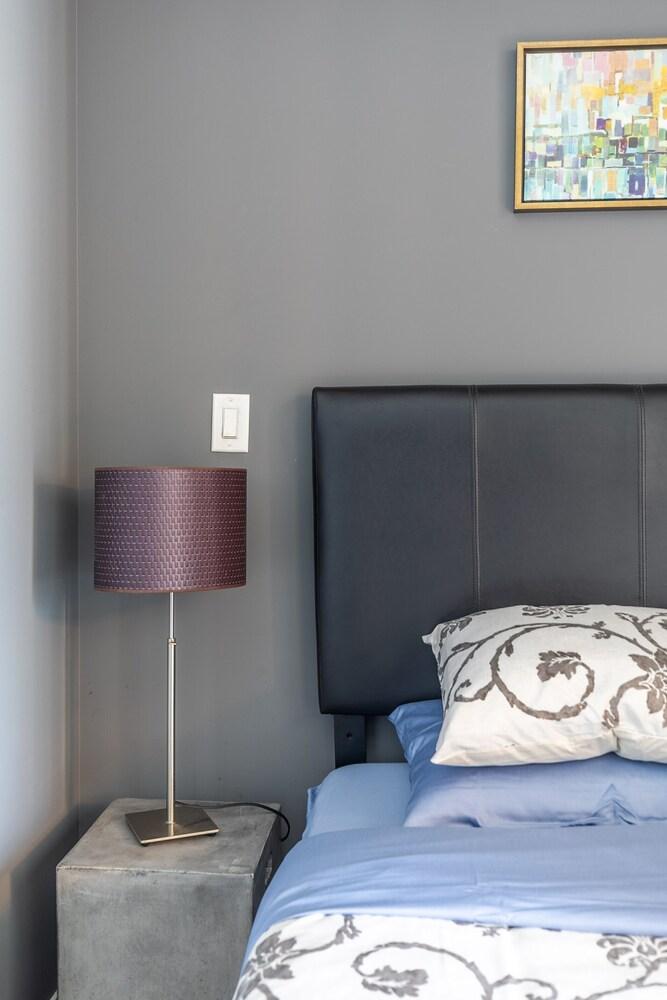 Newly Designed 1BR Executive Suite Great Location Room