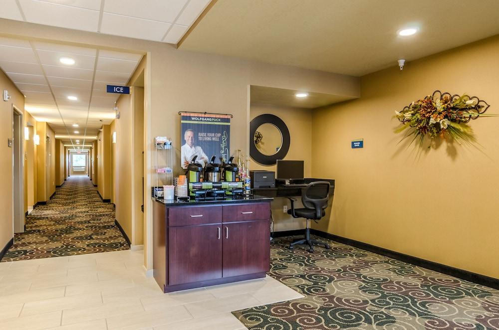 Cobblestone Inn & Suites - Oberlin Interior Entrance