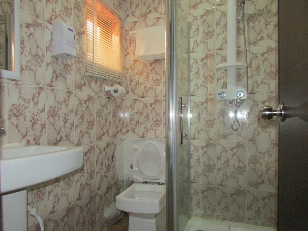 Bex Suites and Spa Bathroom