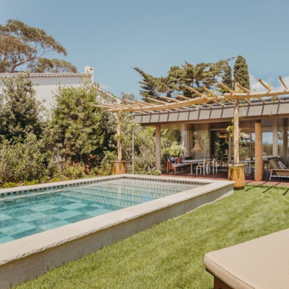 Lily of the Valley Private Pool