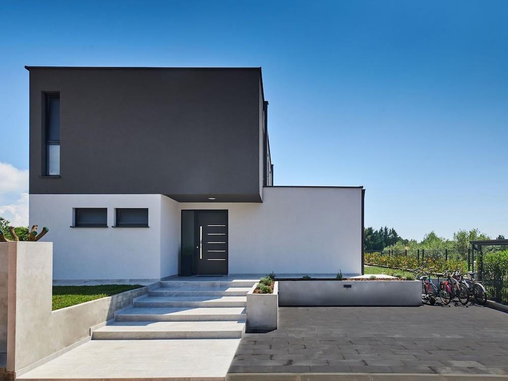 Modern Villa With Private Pool Near the Center of Novigrad and the Beach