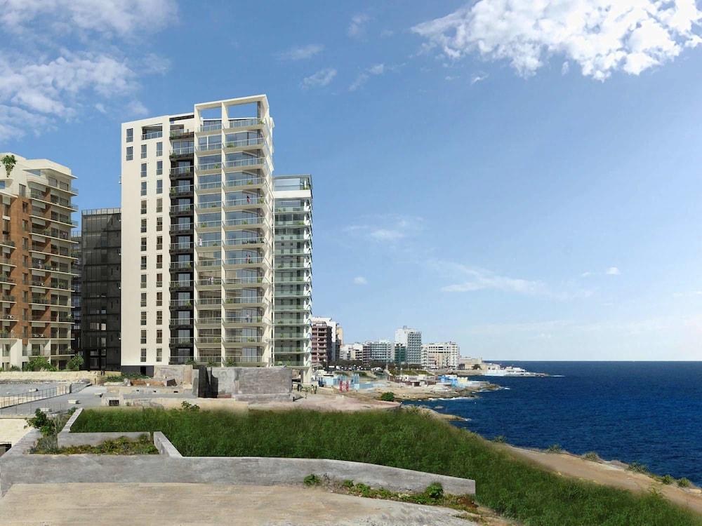 سي فرونت لوكس أبارتمنت ويذ بول، أب ماركت أريا المنطقة الخارجية