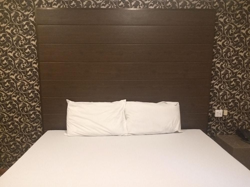 The 9 Resort Room