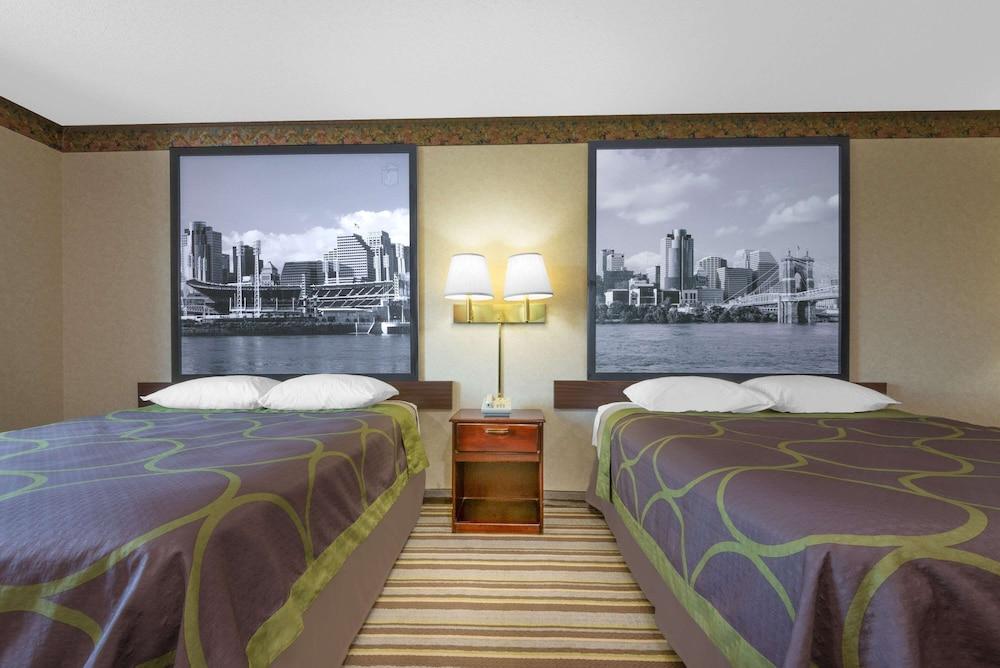 Super 8 by Wyndham Wapakoneta Room