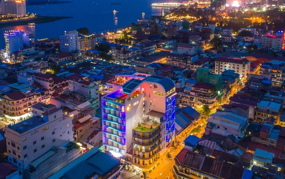 صن آند مون، إربان هوتل المنطقة الخارجية