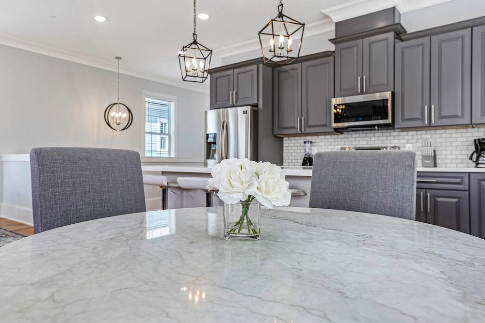 Chic 4 BR Condo - Large Pool - Perfect Location Interior Detail
