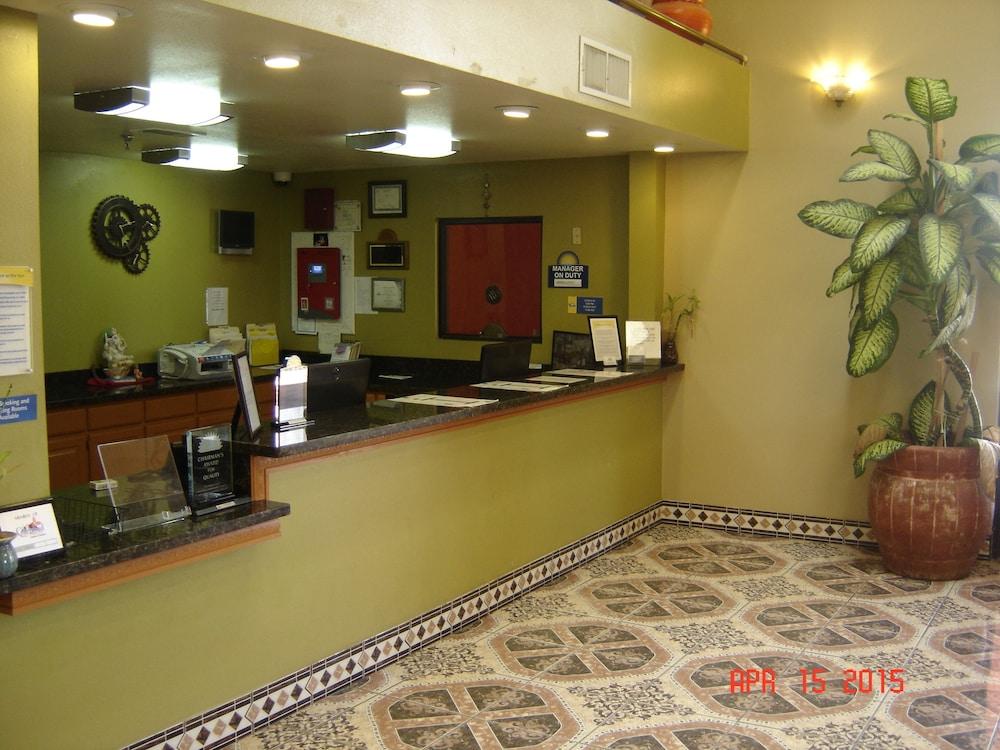 Days Inn by Wyndham Carlsbad Reception