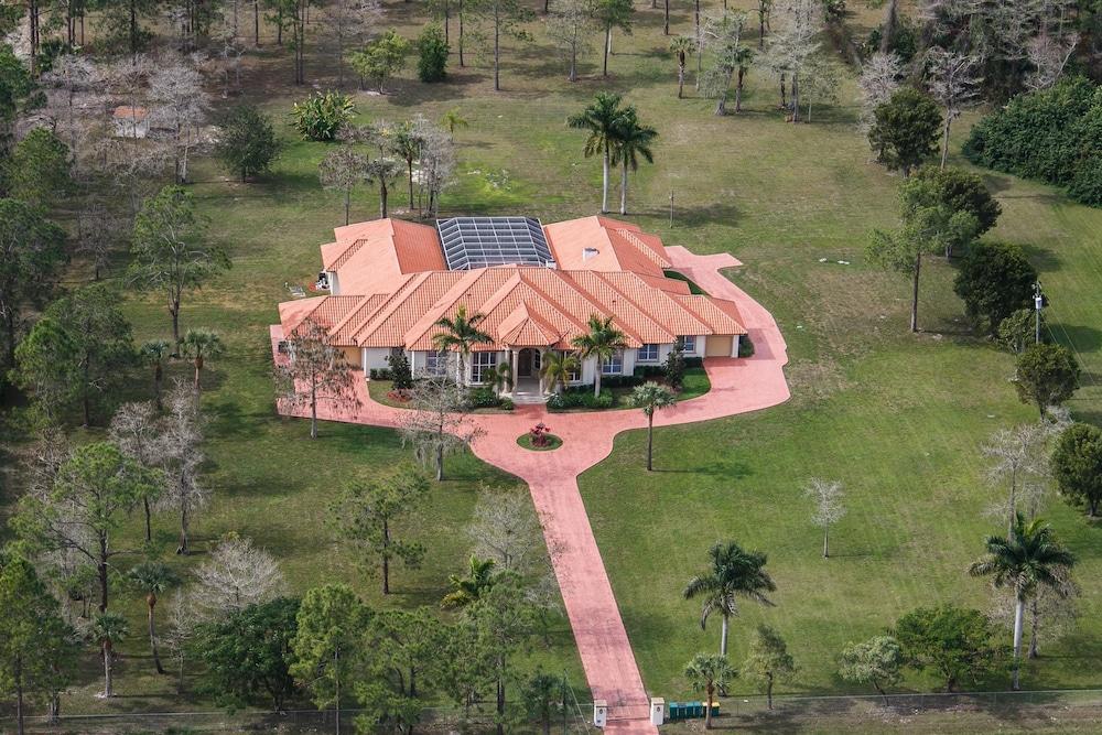 Knickerbocker Estate: Elegant 9-BR Getaway in Naples. Enjoy Private Pool, Outdoor Dining, and Expansive Grounds, Experience Tranquility with Easy Access to Naples' Best Aerial View