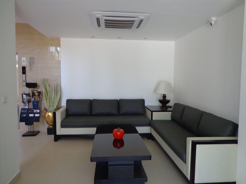Earl’s Red Passikudah Lobby Sitting Area