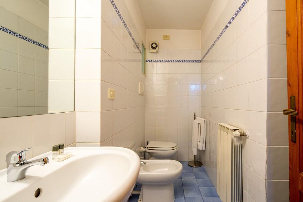 Paradiso 28 by Mmega Bathroom