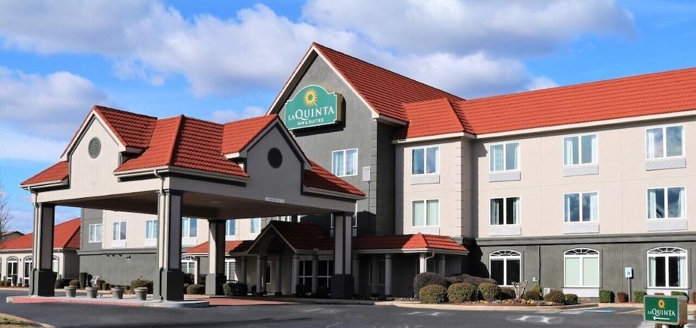 لا كينتا إن آند سويتس باي ويندام راسلفيل المنطقة الخارجية