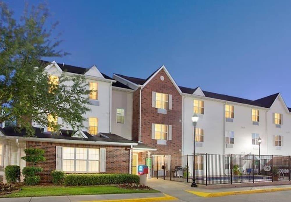 Amian Residence Featured Image