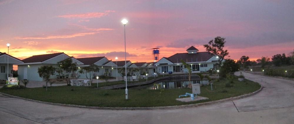 Onanong Resort Exterior