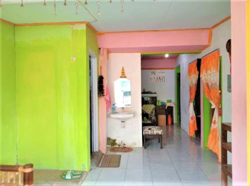 Ijen Miner Guest House Bathroom