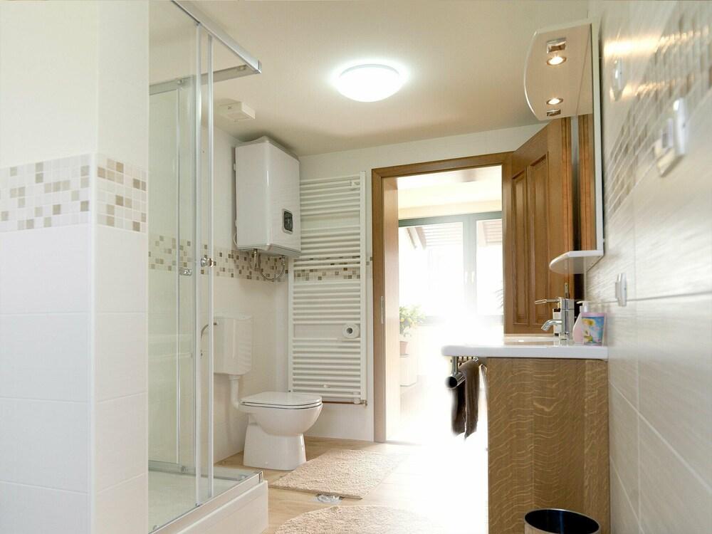 هوليداي هوم ويذ ويل كيبتي إنتريور، نير ذا ريفر مورا آند سبا ريزورت حمام