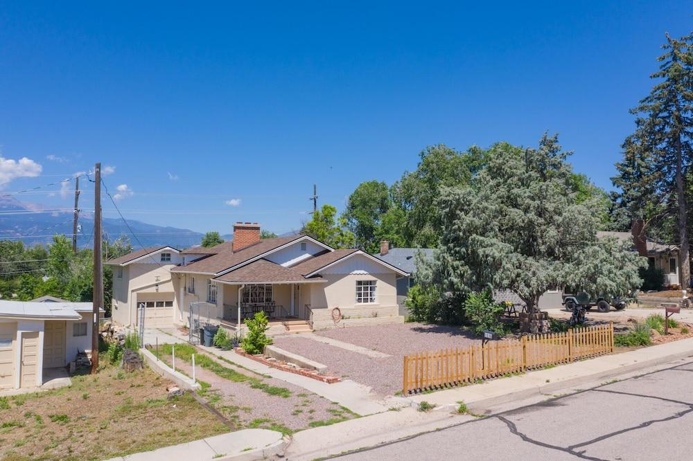 4 Bedroom Mountain View with Firepit & Ping Pong Exterior