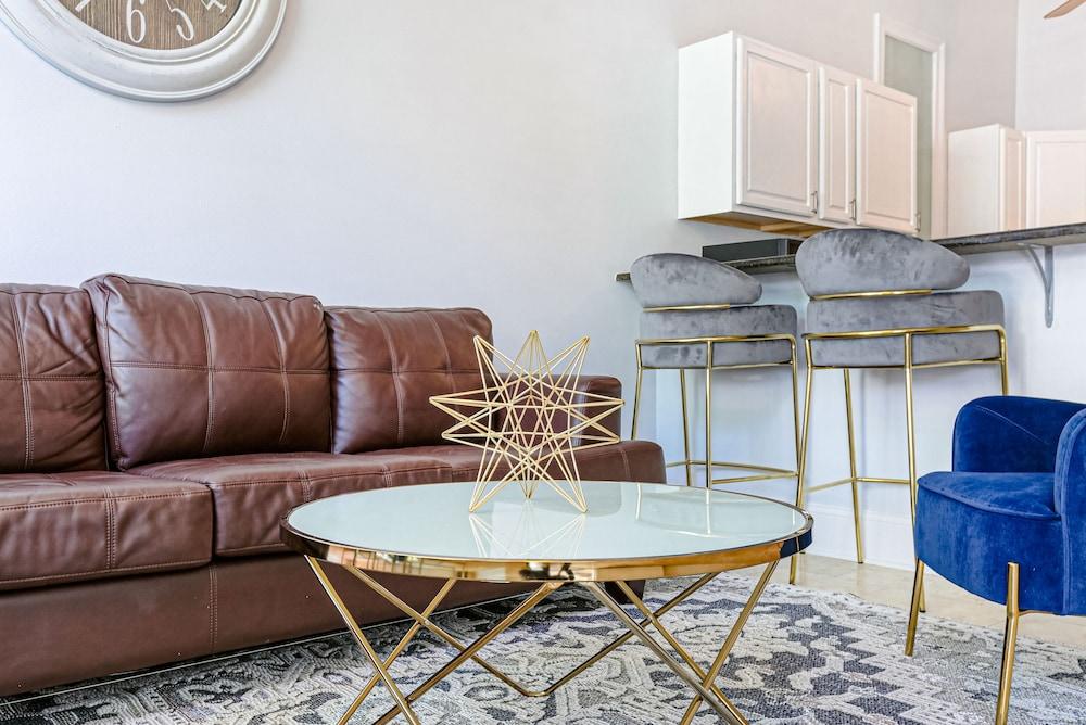 Modern 3BR Condo With Pool Interior