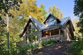Horsin' Around - Romantic Cabin, Views, Pet-friendly, Hottub by Redawning Featured Image