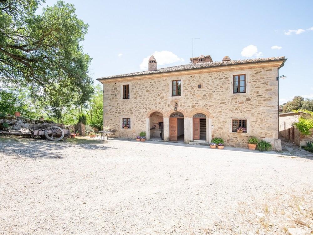 Alluring Apartment in Rapolano Terme With Swimming Pool Exterior
