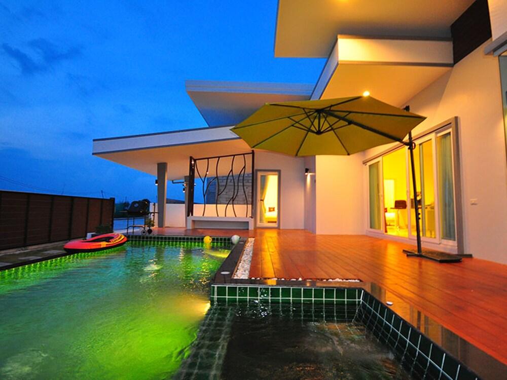 Jira Pool Villa Outdoor Pool