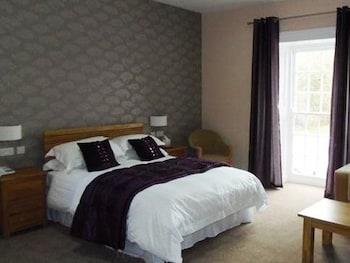 The Britannia Inn & Waves Restaurant