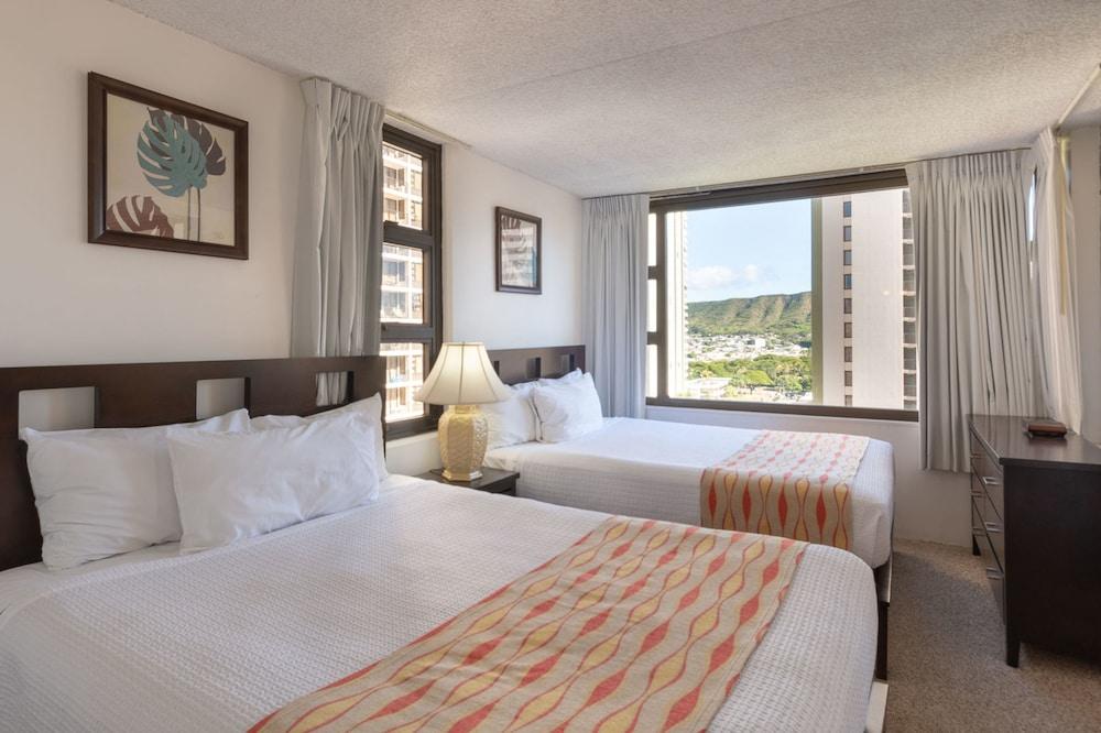 Waikiki Banyan - Pool View Tower 1 Suite 1501 Room
