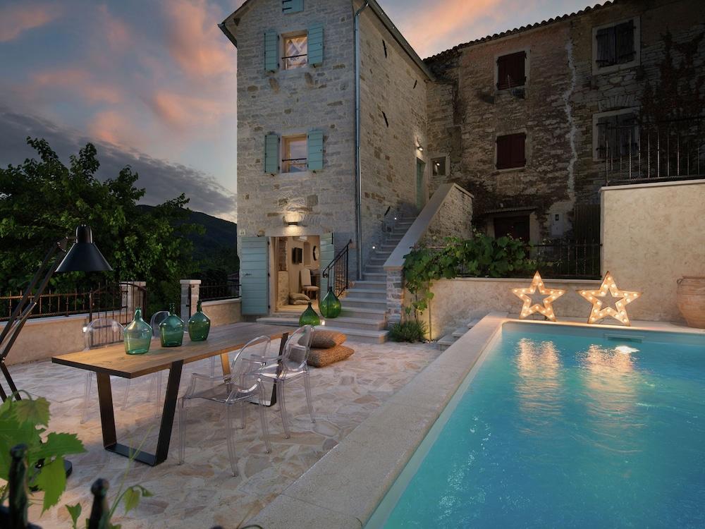 فيلا ويذ برايفت بول، تيراس، باربيكو، فيوز، إن بيكتر سكوي فيليدج المنطقة الخارجية