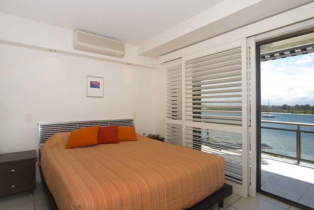 Commodore Room