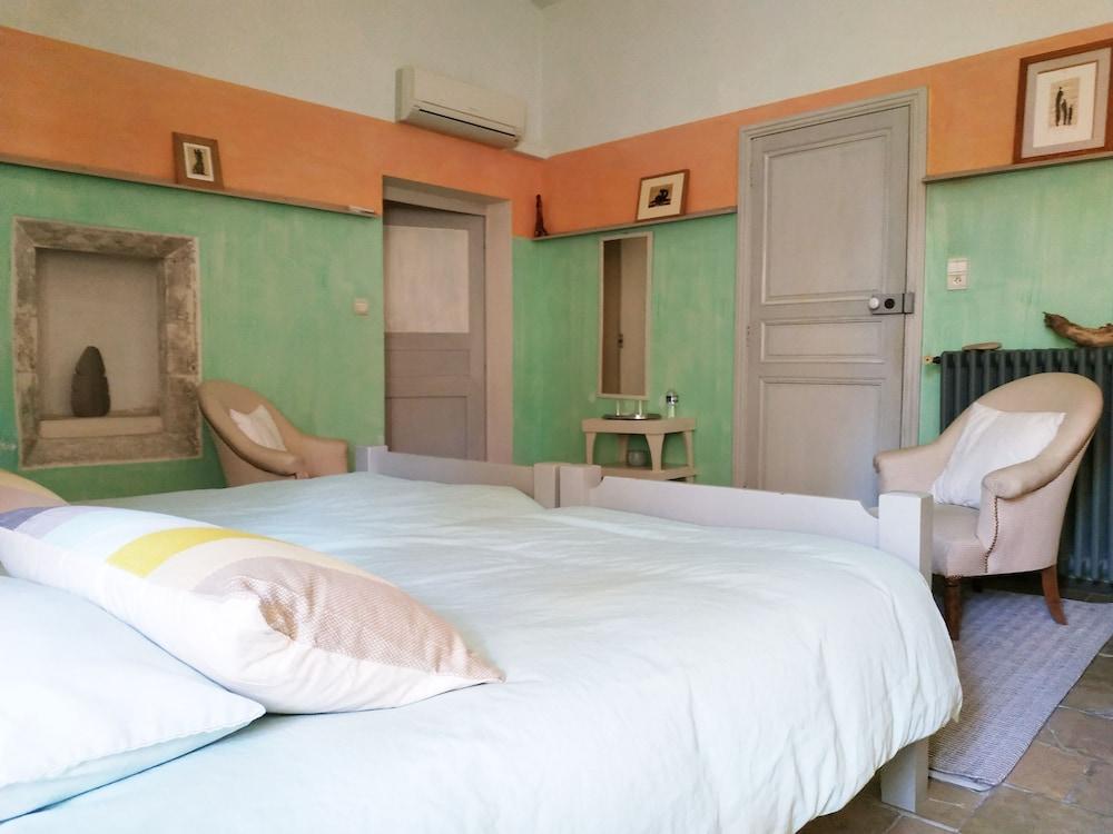 Rue du Château Room