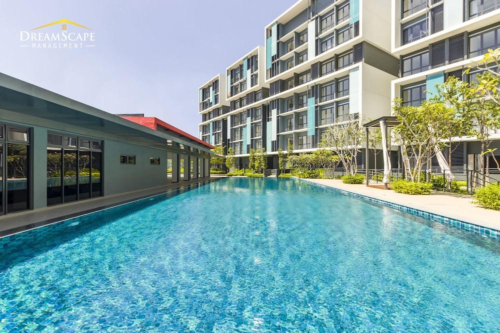 Core Suite KLIA By DreamScape Outdoor Pool