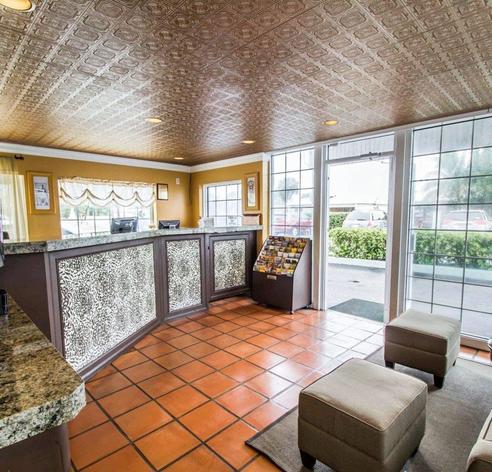 Econo Lodge Cocoa Beach - near the Port Lobby