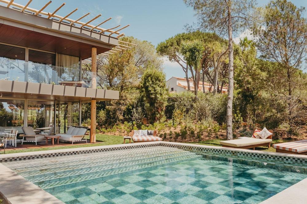 Lily of the Valley Private Pool
