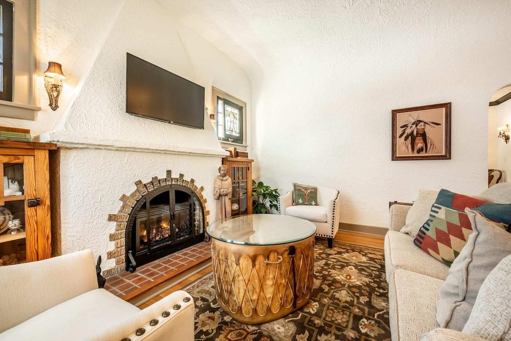 5BD Houseblocks From Broadmoor Fireplacecheyenne Canon & Gorgeous Views! Featured Image