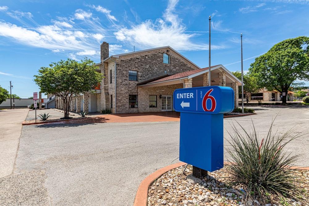 Motel 6 Georgetown, TX Featured Image