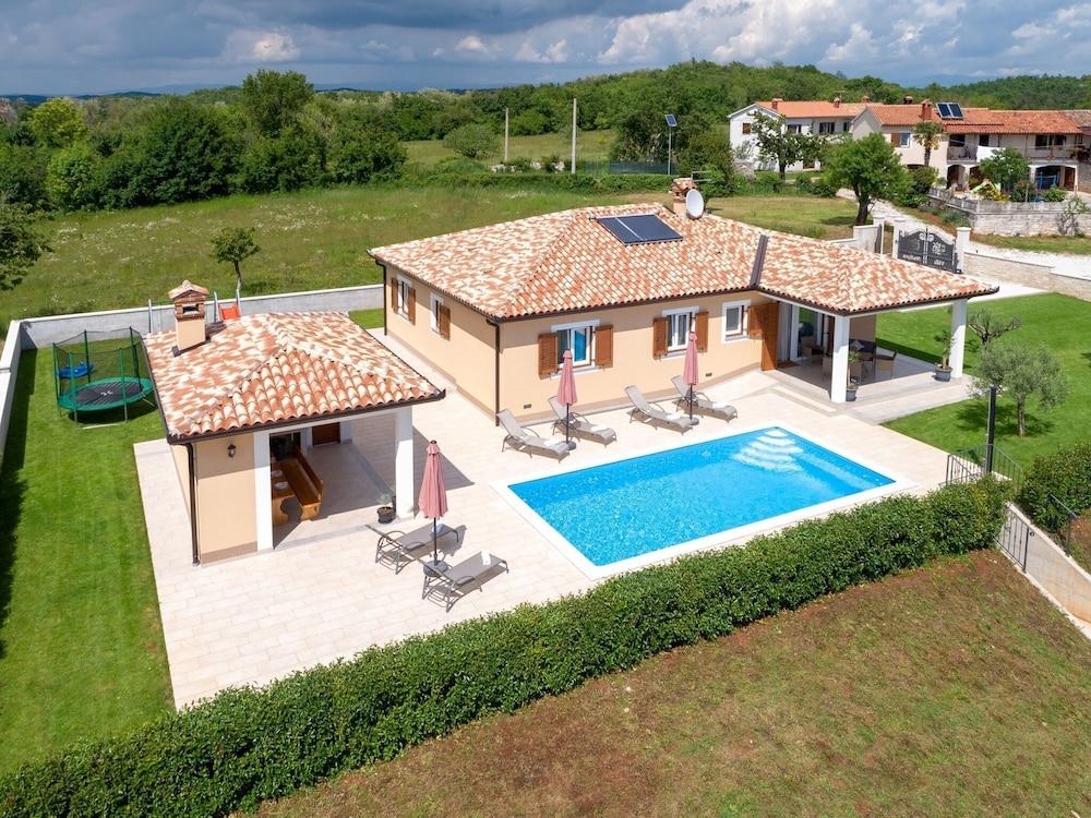 Beautiful, Detached Villa With Private Pool, Between Vineyards, Near the Beach Exterior