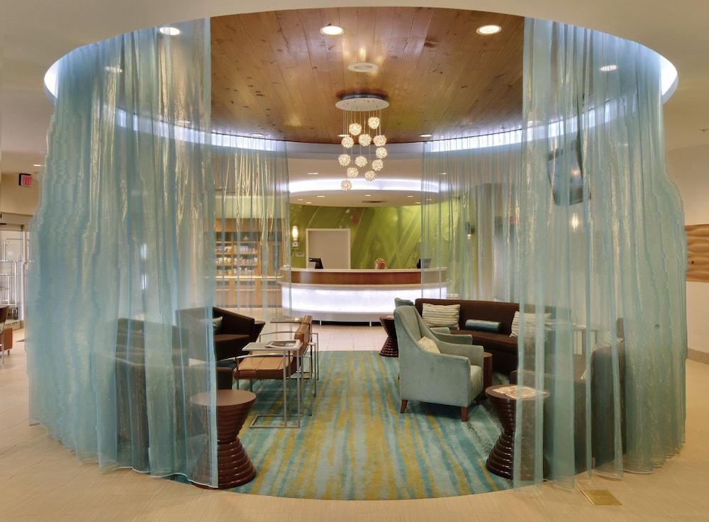 SpringHill Suites by Marriott Lake Charles Lobby Sitting Area