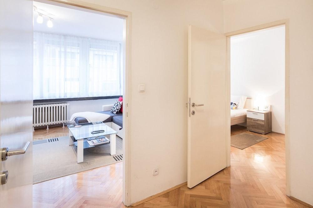 Modern Apartment few Steps From Main Square! Room