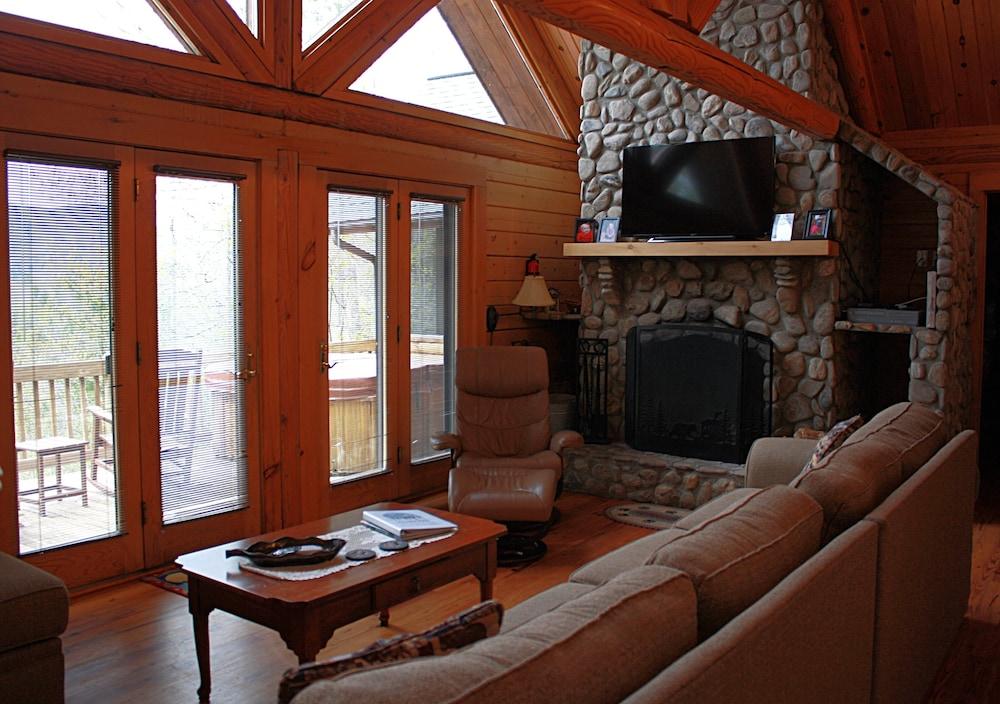 Black Bear Lodge - Mountain Cabin, Pool Table, Views, Hot Tub, Fireplace, Pet Friendly by Redawning