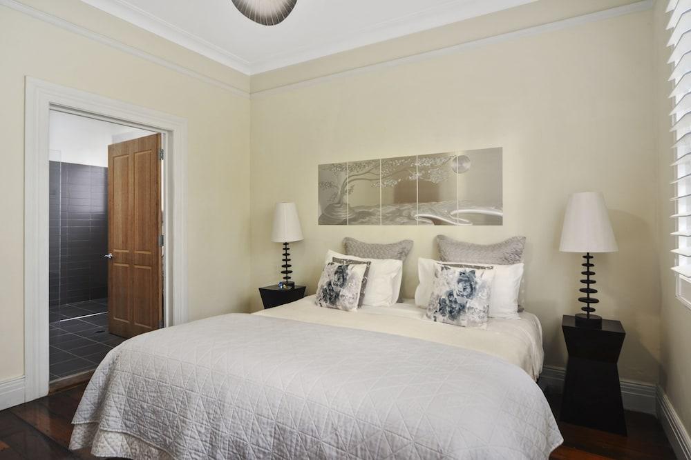 The Pines Guestroom